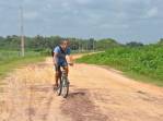 Pedalando na zona rural a caminho da praia, na Ilha de Marajó - PA